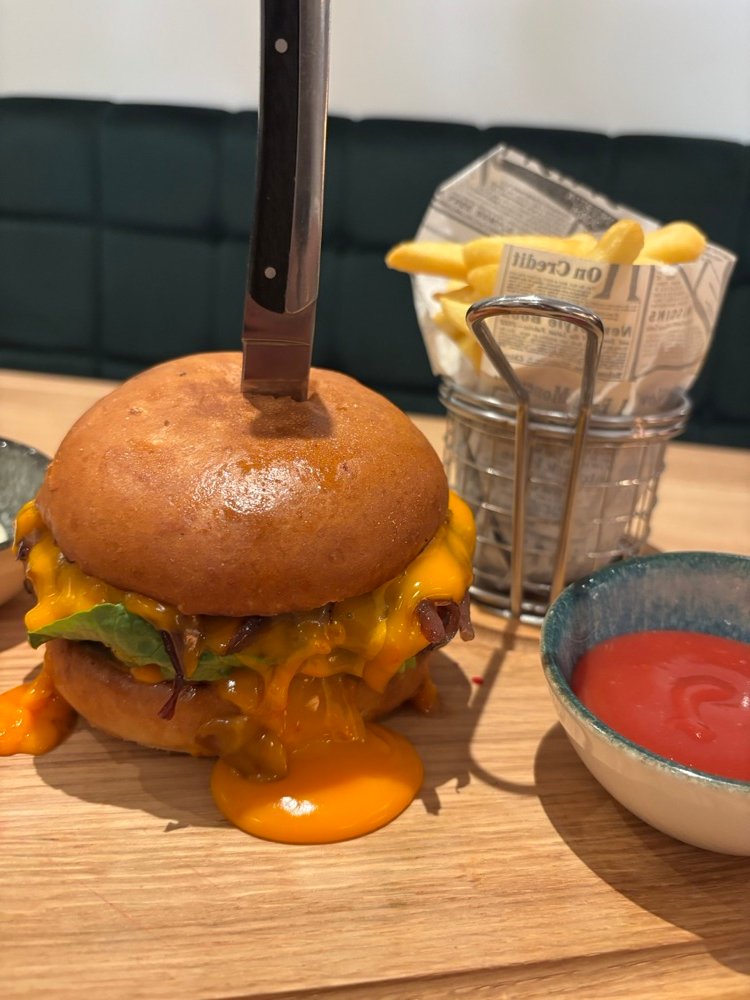 Handgeformter Käseburger mit Pommes – Steakhouse & Restaurant Freudenpracht in Mörfelden-Walldorf
