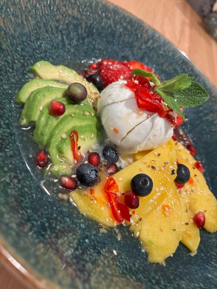Burrata mit Avocado, Mango und Granatapfel – Freudenpracht Mörfelden-Walldorf
