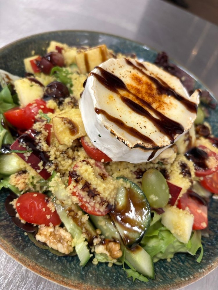 Camembert-Salat mit Couscous und Weintrauben – Freudenpracht Mörfelden-Walldorf
