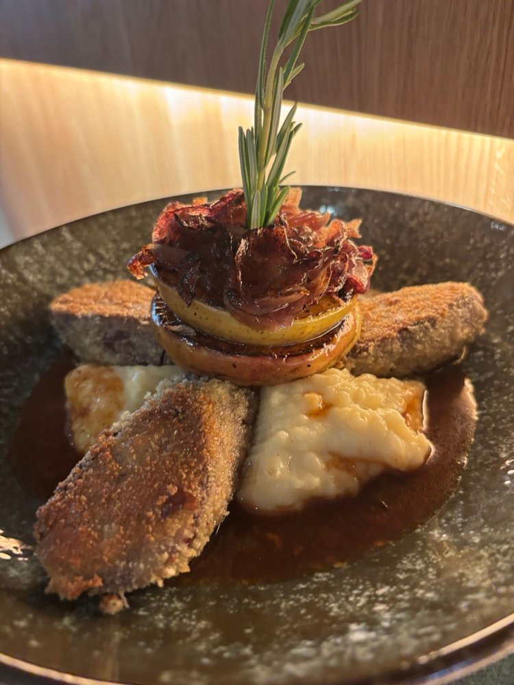 Gegrilltes Fleisch mit Kartoffelpüree und gebratenen Zwiebeln – Freudenpracht Mörfelden-Walldorf