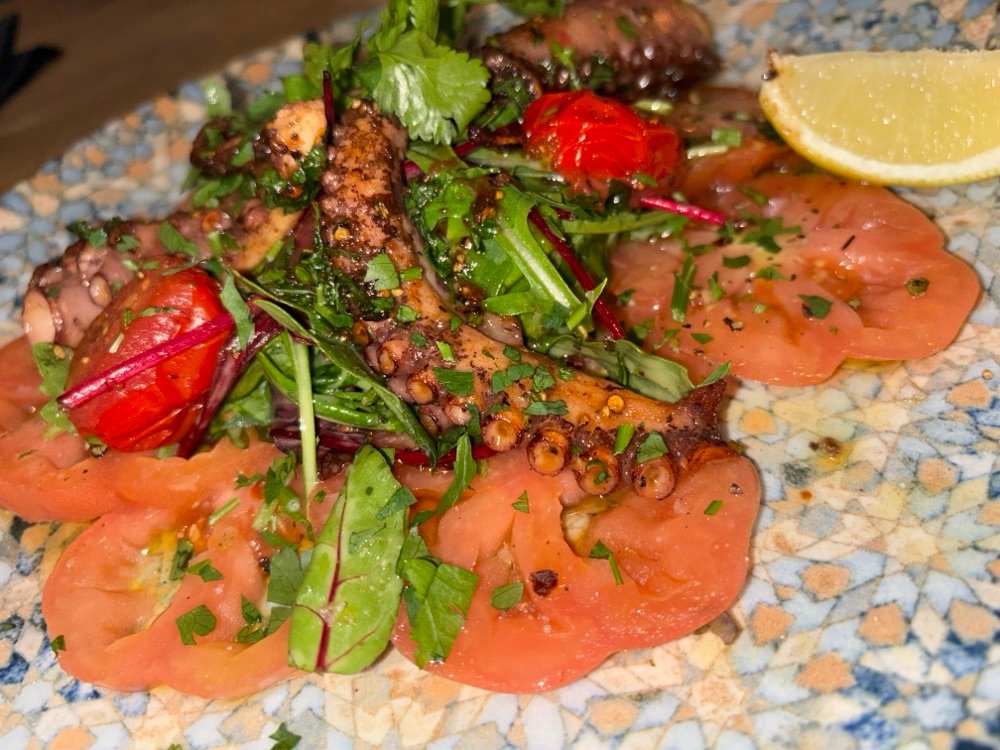 Gegrillter Tintenfisch mit Tomatensalat und Granatapfel – Freudenpracht Mörfelden-Walldorf